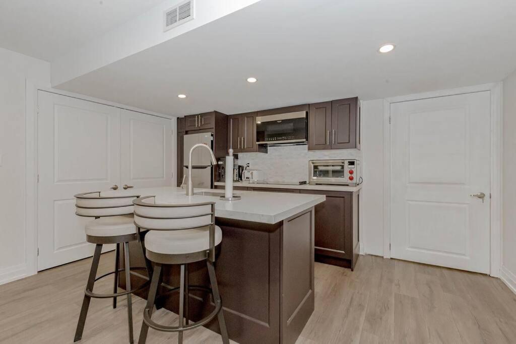 Luxury Basement Apartment In Oakville Exterior foto