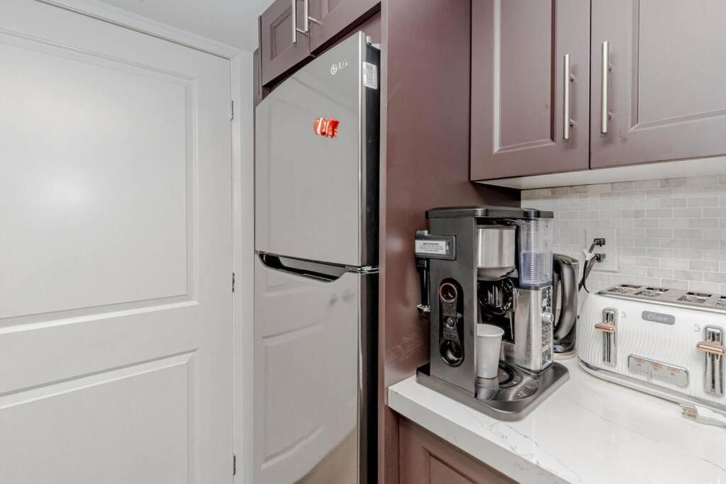 Luxury Basement Apartment In Oakville Exterior foto