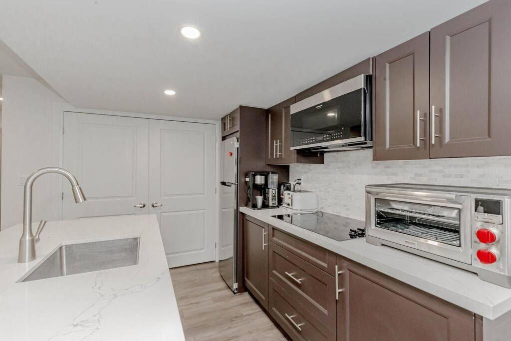 Luxury Basement Apartment In Oakville Exterior foto