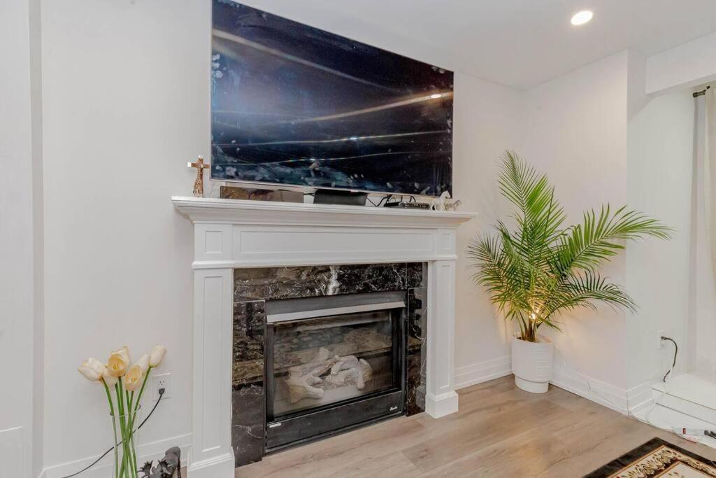 Luxury Basement Apartment In Oakville Exterior foto