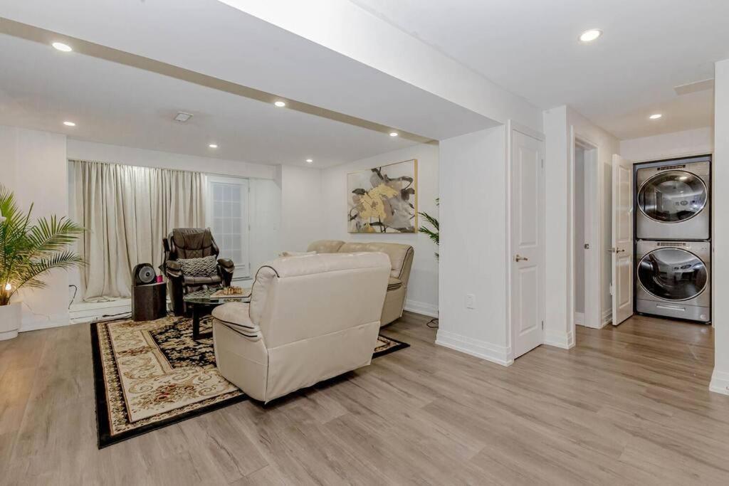 Luxury Basement Apartment In Oakville Exterior foto