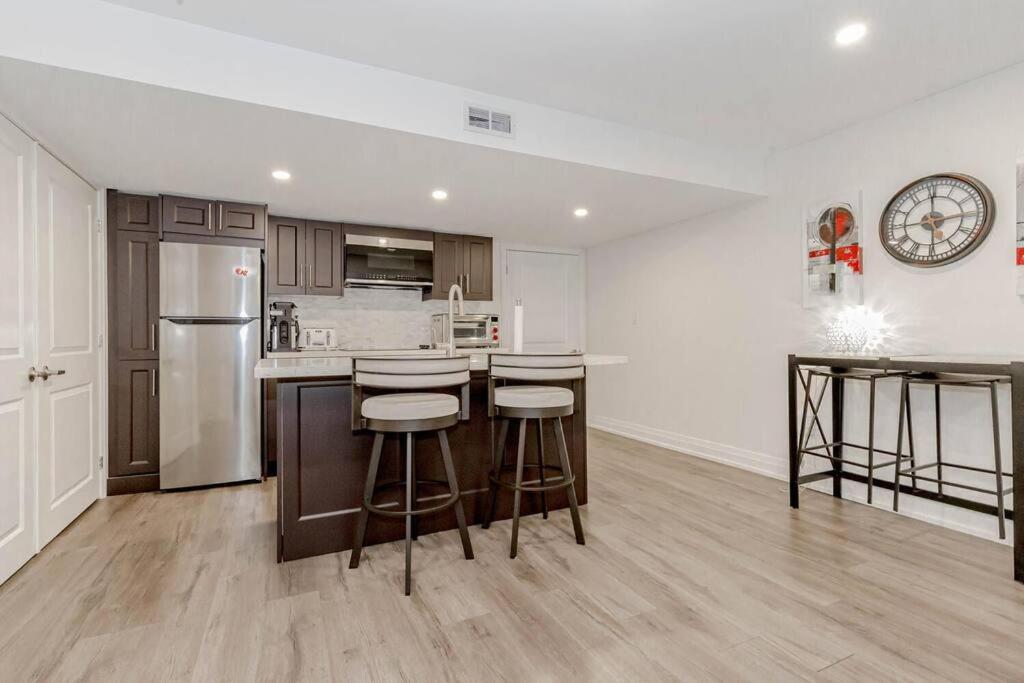 Luxury Basement Apartment In Oakville Exterior foto