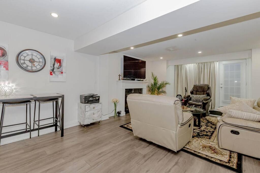 Luxury Basement Apartment In Oakville Exterior foto