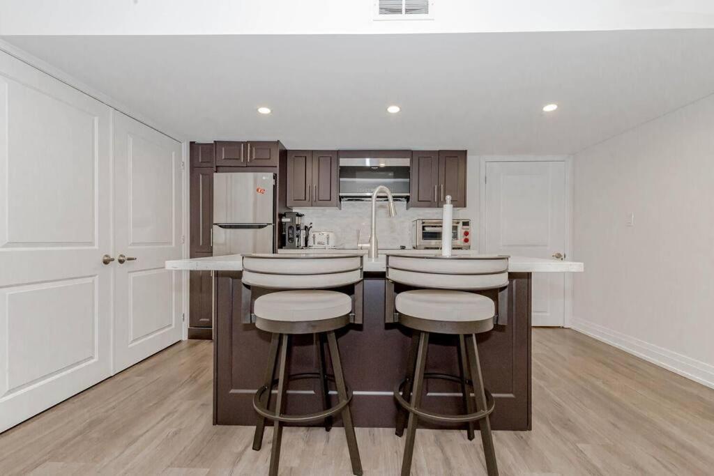 Luxury Basement Apartment In Oakville Exterior foto