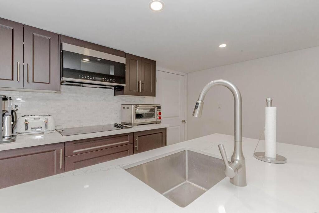 Luxury Basement Apartment In Oakville Exterior foto