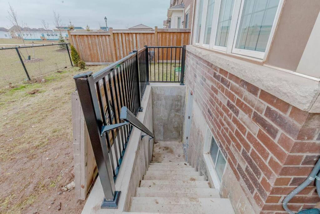 Luxury Basement Apartment In Oakville Exterior foto